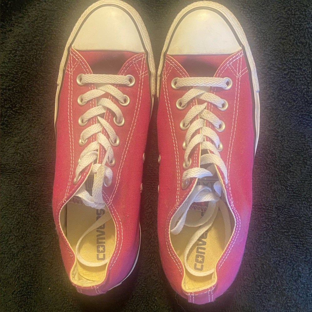 Converse All Stars Sneakers 
Red/White
Like New 
Men’s 7 / Women’s 9